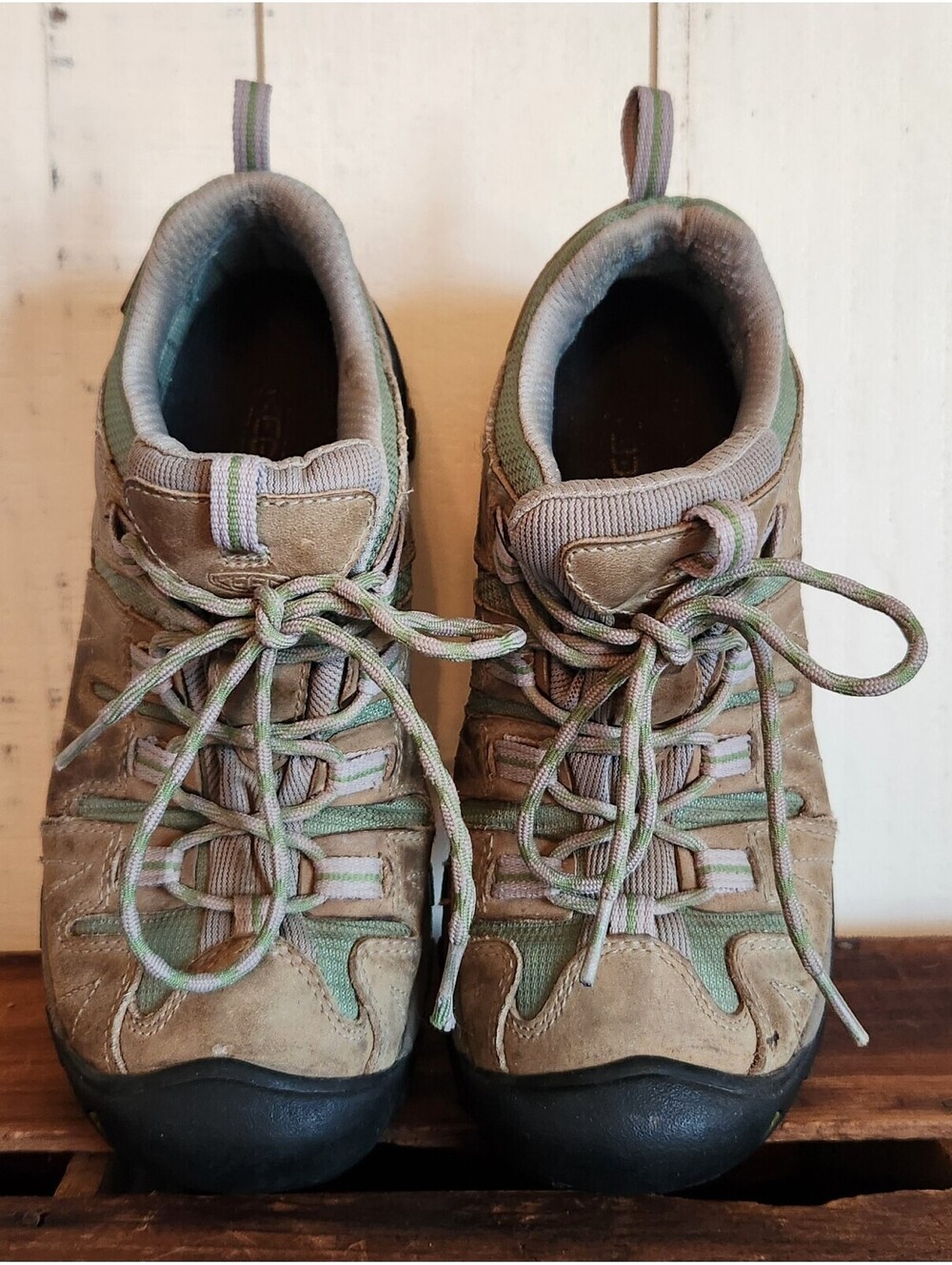 KEEN Women's Voyageur Low Leather Waterproof Hiking Shoes, Legacy Model Size 9